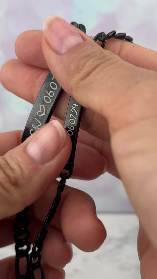 Pulseras de parejas curvas personalizadas con fecha e iniciales (par)