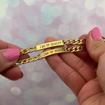 Pulseras de parejas curvas personalizadas con fecha e iniciales (par)