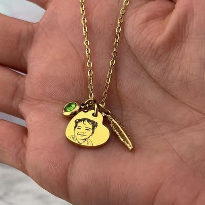 Collar de foto con zirconia y pluma