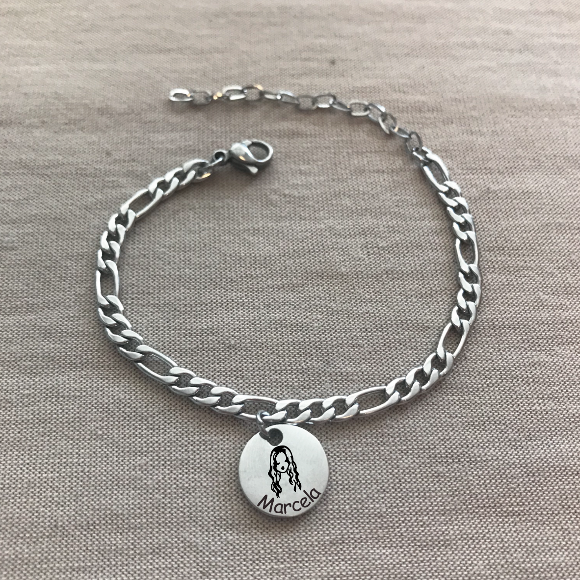 Pulsera de circulo con grabado de LOAmoji y nombre