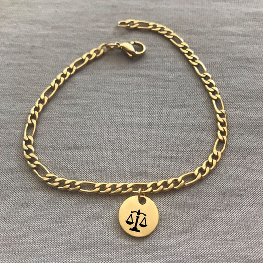 Pulsera unisex con dije de balanza e iniciales