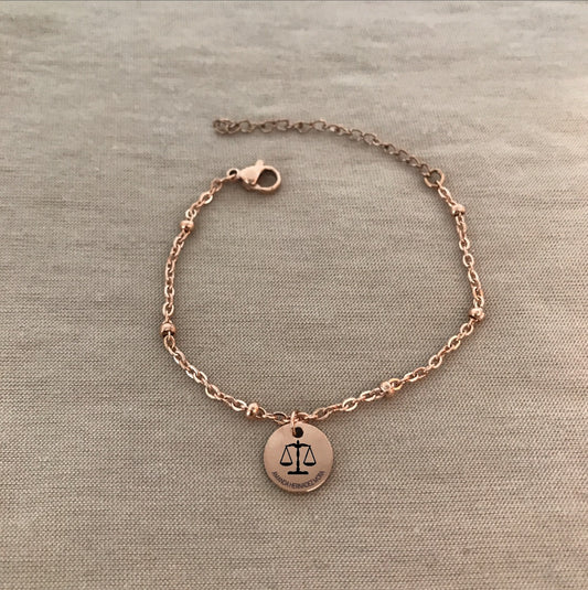 Pulsera unisex con dije de balanza con nombre