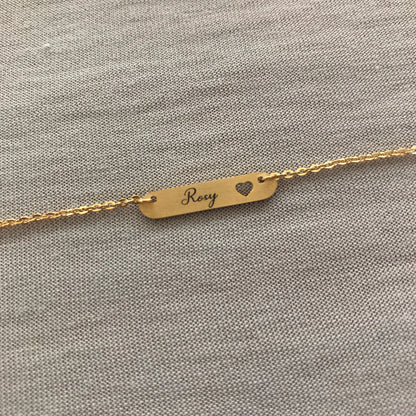 Pulsera de barra mini con corazón perforado personalizada por ambos lados