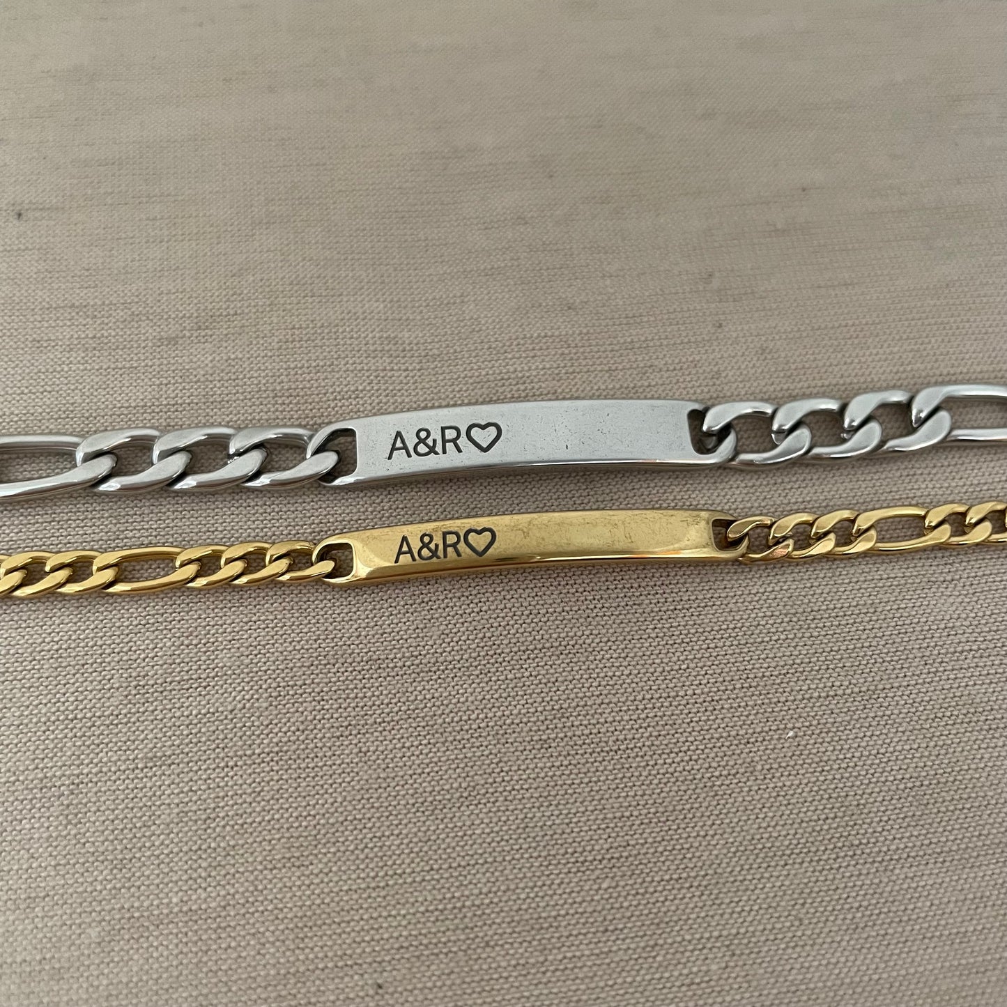 Pulseras de parejas curvas personalizadas con fecha e iniciales (par)