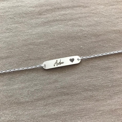 Pulsera de barra mini con corazón perforado personalizada por ambos lados
